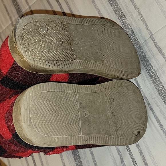 Women's plaid cozy boots ( left boot has a rip) other than that excellent - Picture 5 of 6